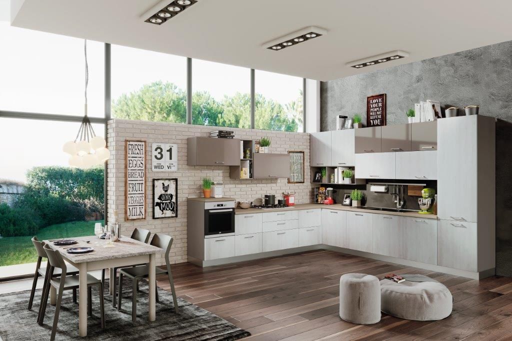 Cucina moderna con ampie finestre, mobili bianchi e tavolo da pranzo.