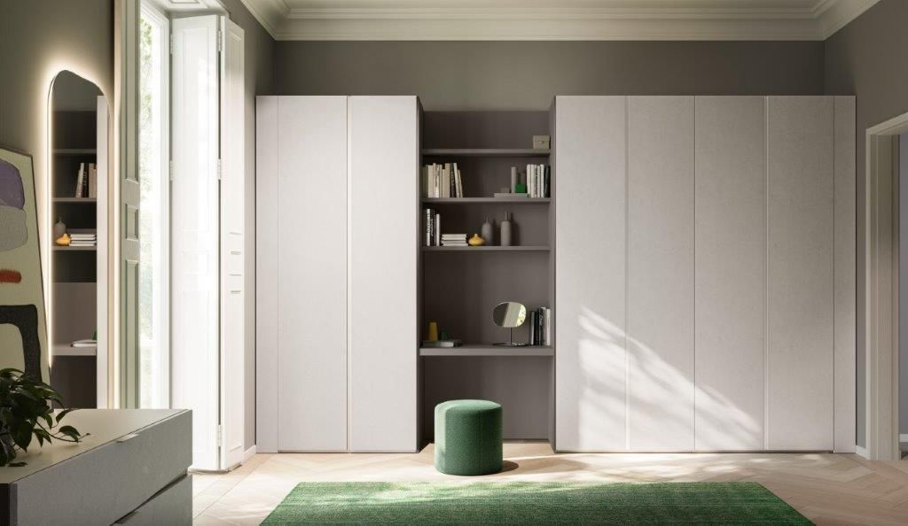 Camera da letto moderna con armadi bianchi, scaffali aperti e un tappeto verde.