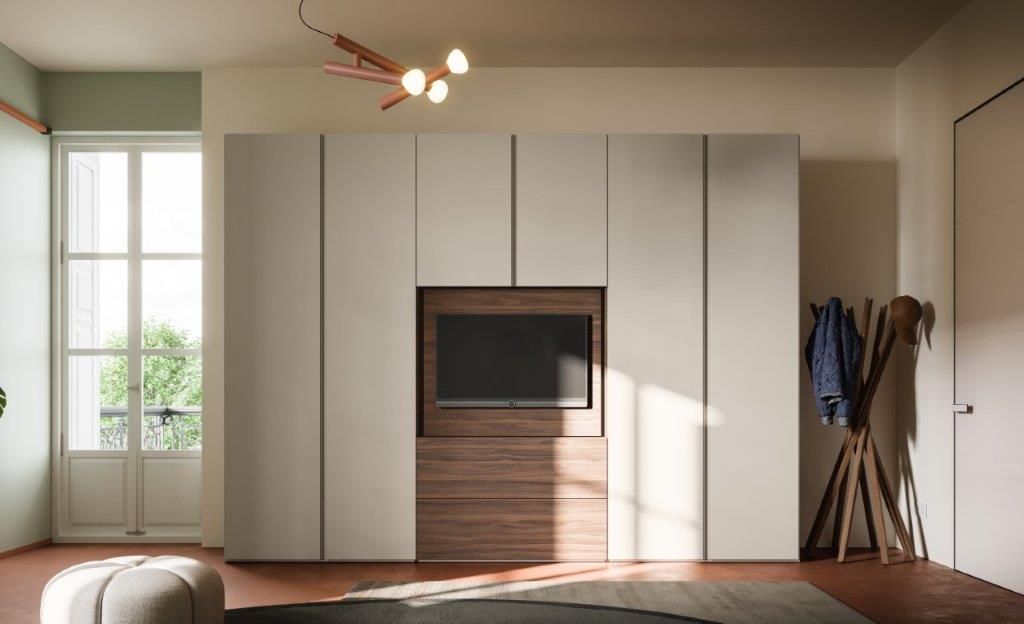 Armadio color crema con TV integrata. Pannelli in legno, attaccapanni in legno, finestra e pavimento marrone.
