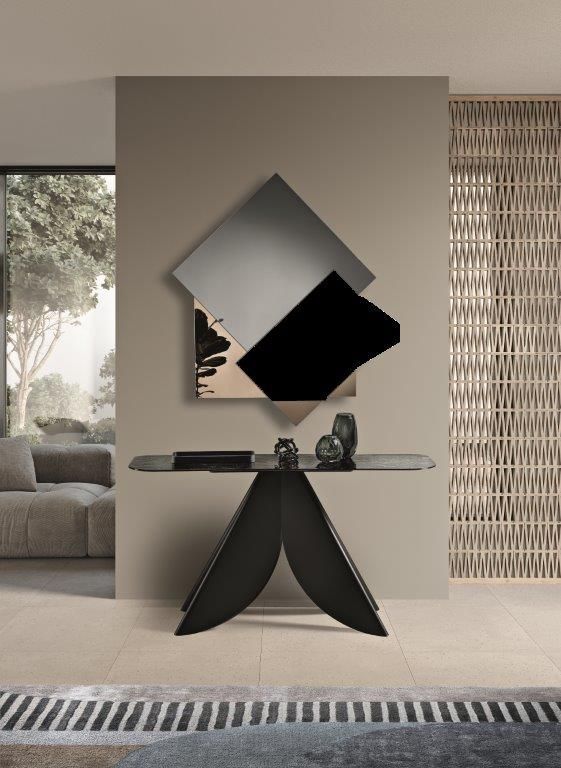 Consolle moderna con scultura e arte murale astratta in una stanza dai toni neutri.