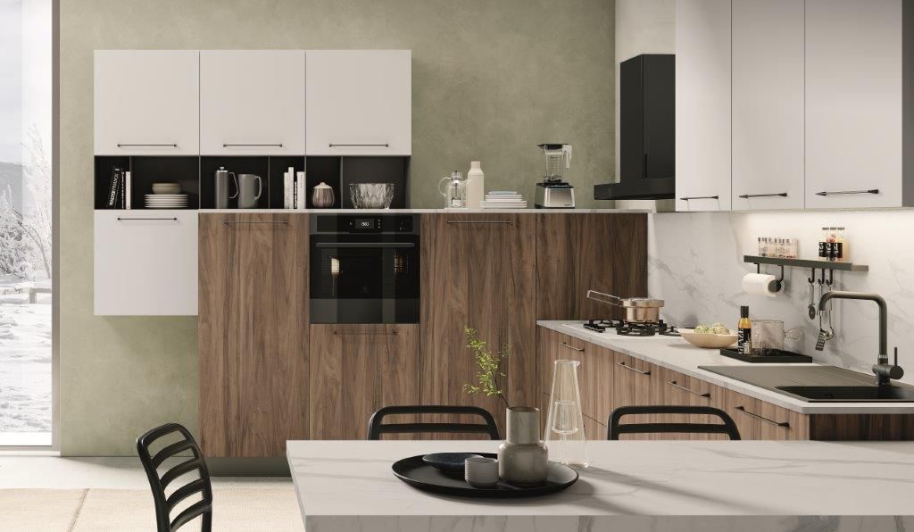 Cucina moderna con mobili in legno e bianchi, elettrodomestici neri e ripiani in marmo.