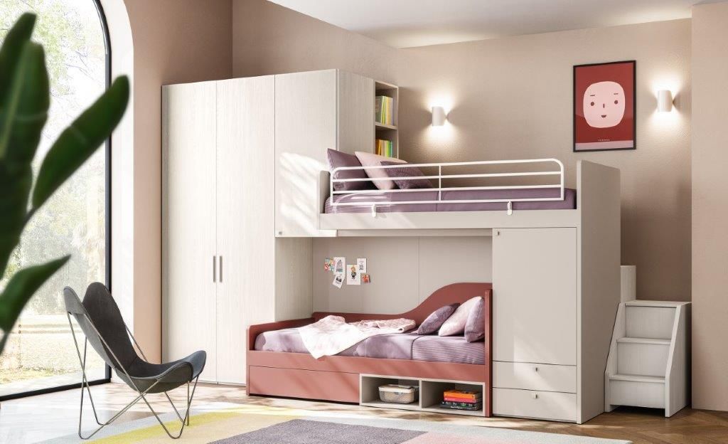 Camera da letto con letto a castello sopra un letto inferiore, armadio, sedia e quadri; toni neutri.