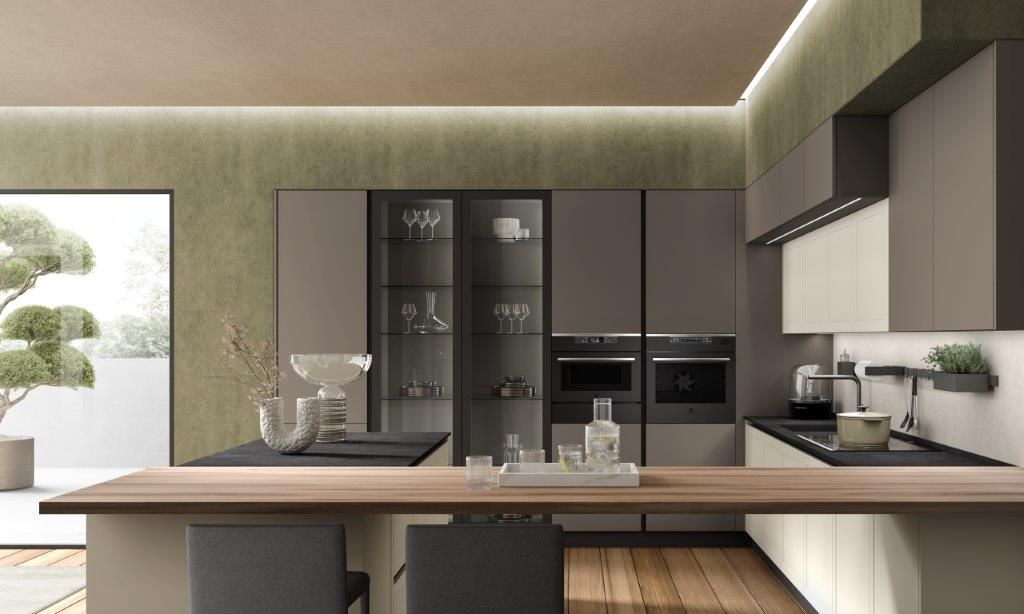 Cucina moderna con mobili marroni, isola in legno chiaro e ampia finestra.