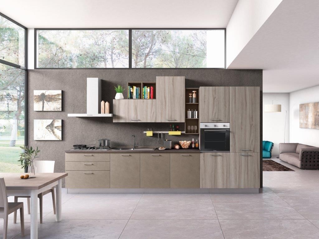 Cucina moderna con mobili in legno chiaro, forno incorporato e una grande finestra che si affaccia sul cortile.