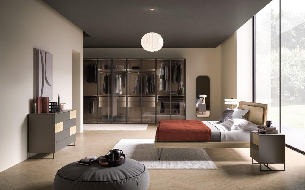 Camera da letto moderna con letto, ampio armadio e finestra a tutta altezza. Toni del grigio e del beige.