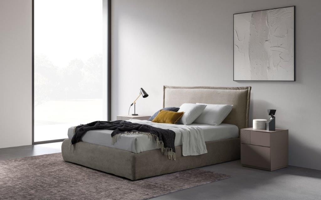 Camera da letto con letto, comodino e finestra. Colori beige e grigio. Arredamento minimalista.