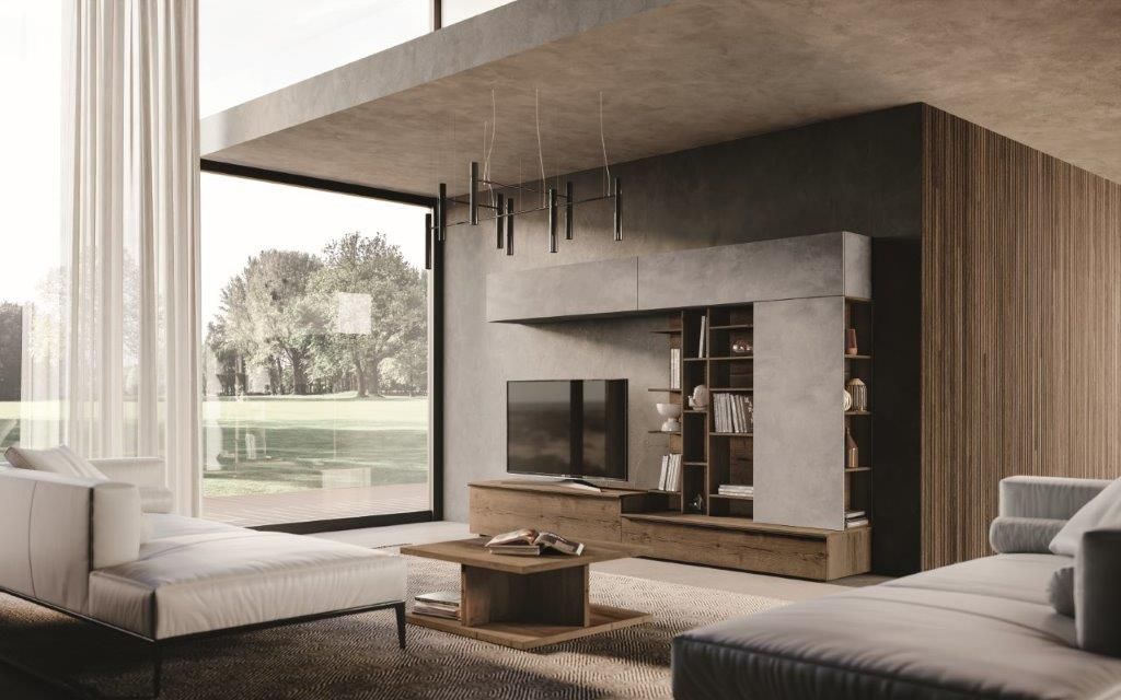 Soggiorno moderno con ampia finestra, parete decorativa in cemento e legno e mobili contemporanei.