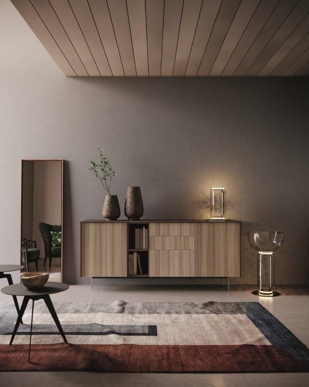 Soggiorno con credenza in legno, vasi, tavolo, tappeto, specchio e lampada. Palette di colori neutri.