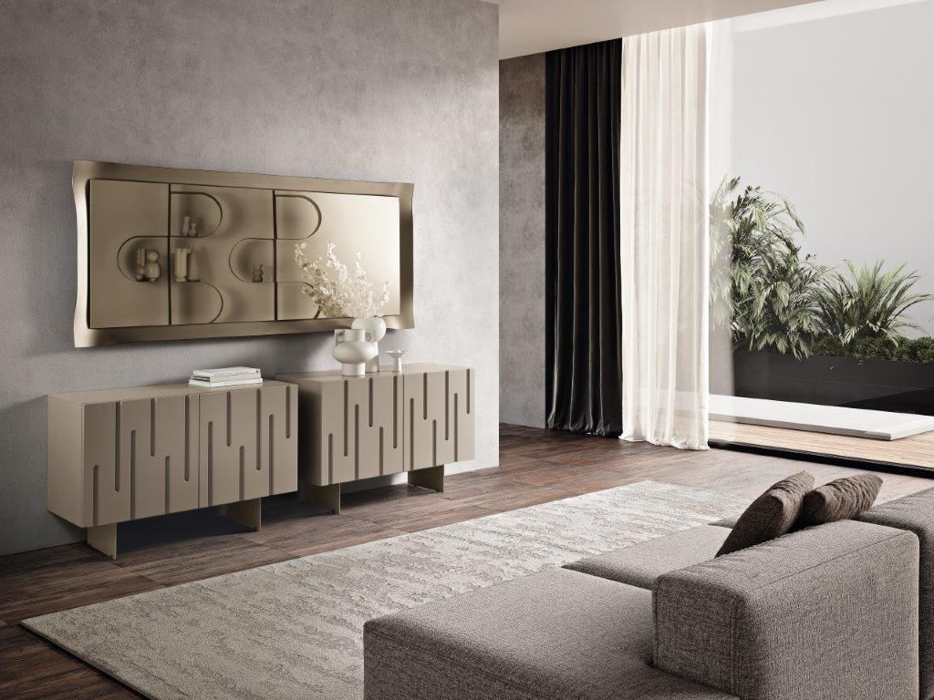 Soggiorno moderno con mobili color tortora, tra cui una credenza e uno specchio decorativo a parete.