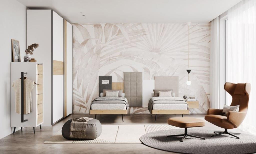 Camera da letto moderna con due letti, una sedia e un armadio. Colori neutri, carta da parati con foglie di palma.