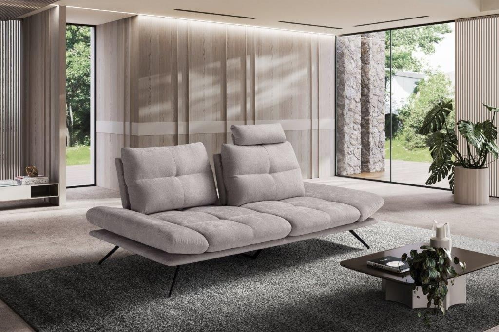 Divano grigio moderno con poggiatesta regolabili in un elegante soggiorno.