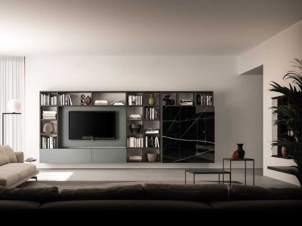 Soggiorno moderno con centro di intrattenimento integrato, divano e piante; toni neutri e design minimalista.