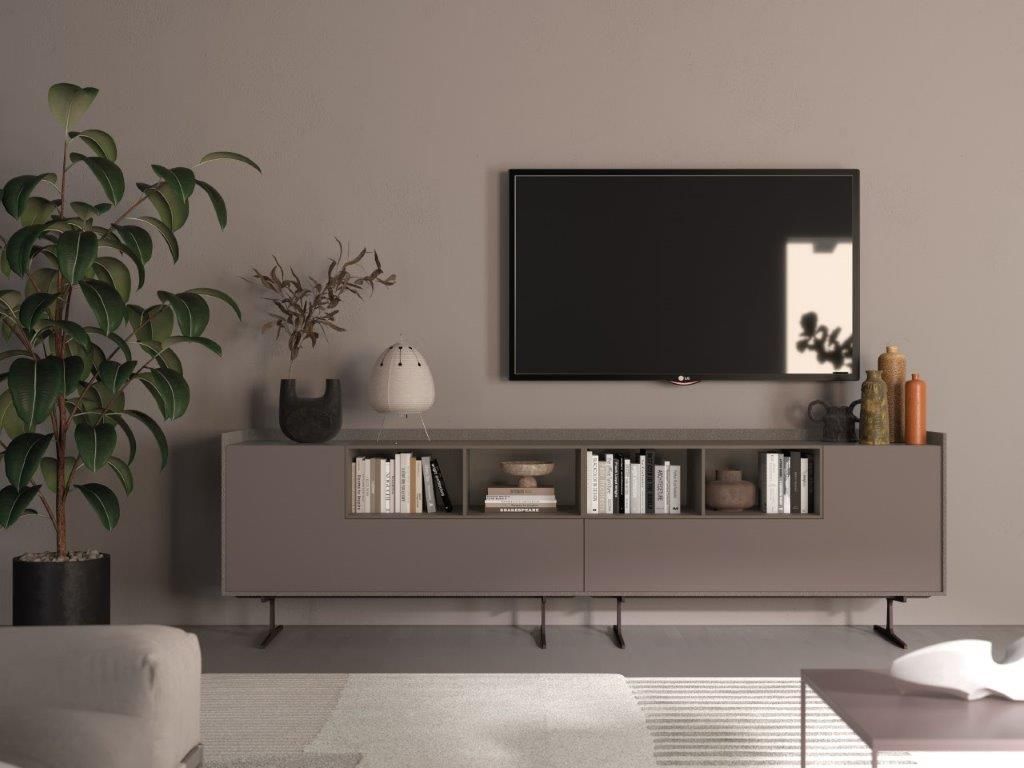 TV montata a parete sopra una consolle multimediale grigia con scaffali aperti contenenti libri e decorazioni