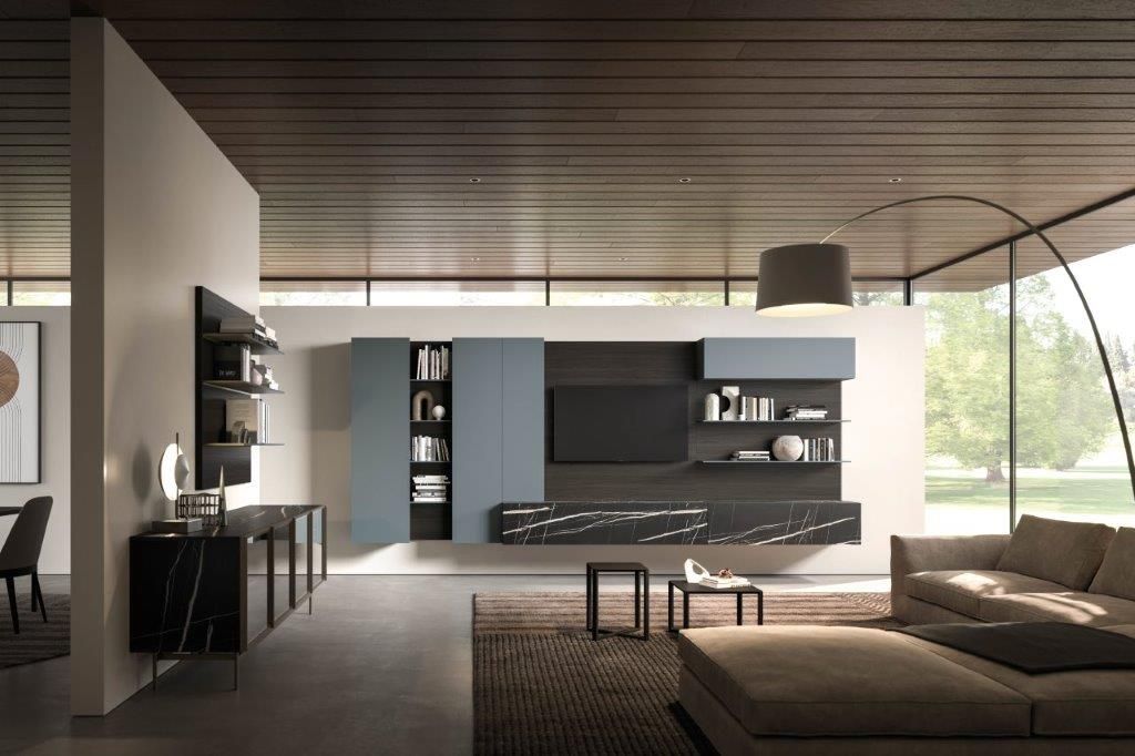 Soggiorno moderno con console multimediale integrata, dettagli in marmo e ampie finestre.