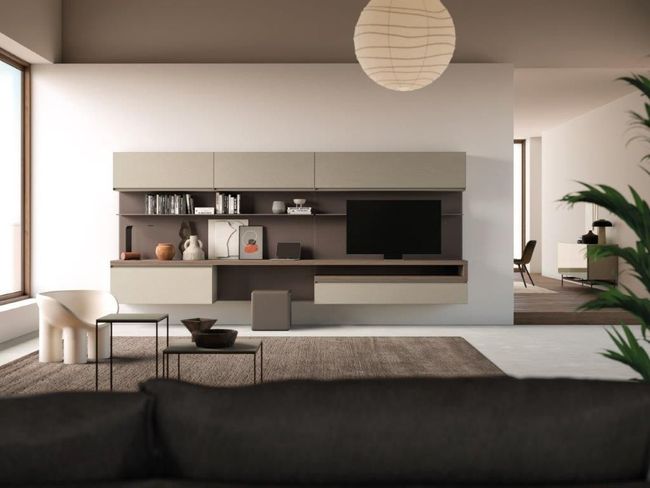 Soggiorno moderno con centro multimediale integrato, colori neutri, divano, tappeto e decorazioni.