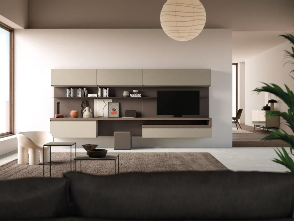 Soggiorno moderno con centro multimediale integrato, colori neutri e oggetti decorativi.