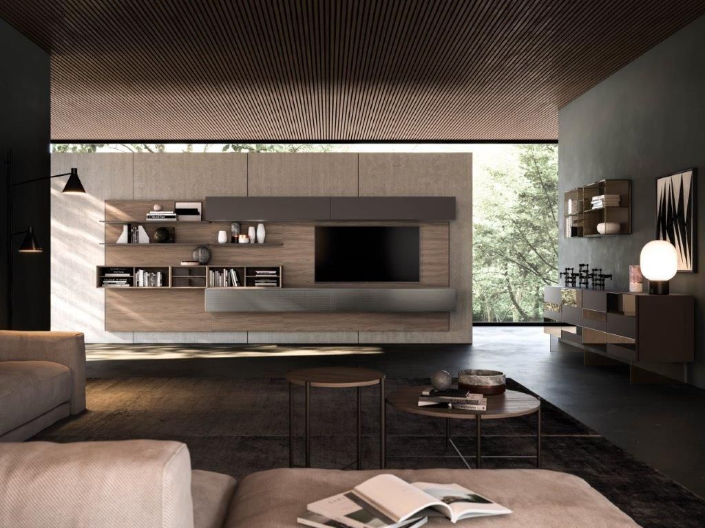 Soggiorno moderno con centro di intrattenimento integrato, toni neutri, ampia finestra e comode sedute.