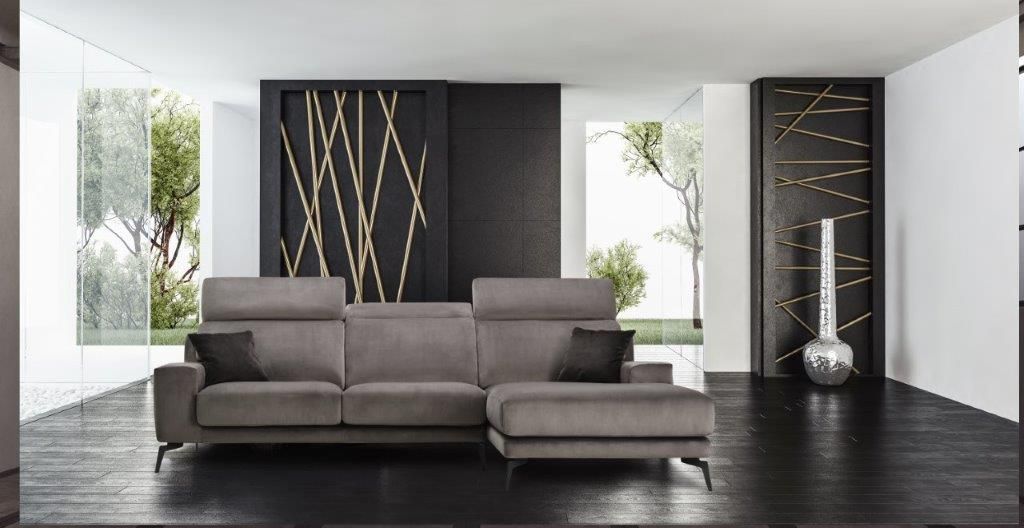 Soggiorno moderno con divano componibile grigio, pavimenti in legno scuro e pannelli decorativi alle pareti.