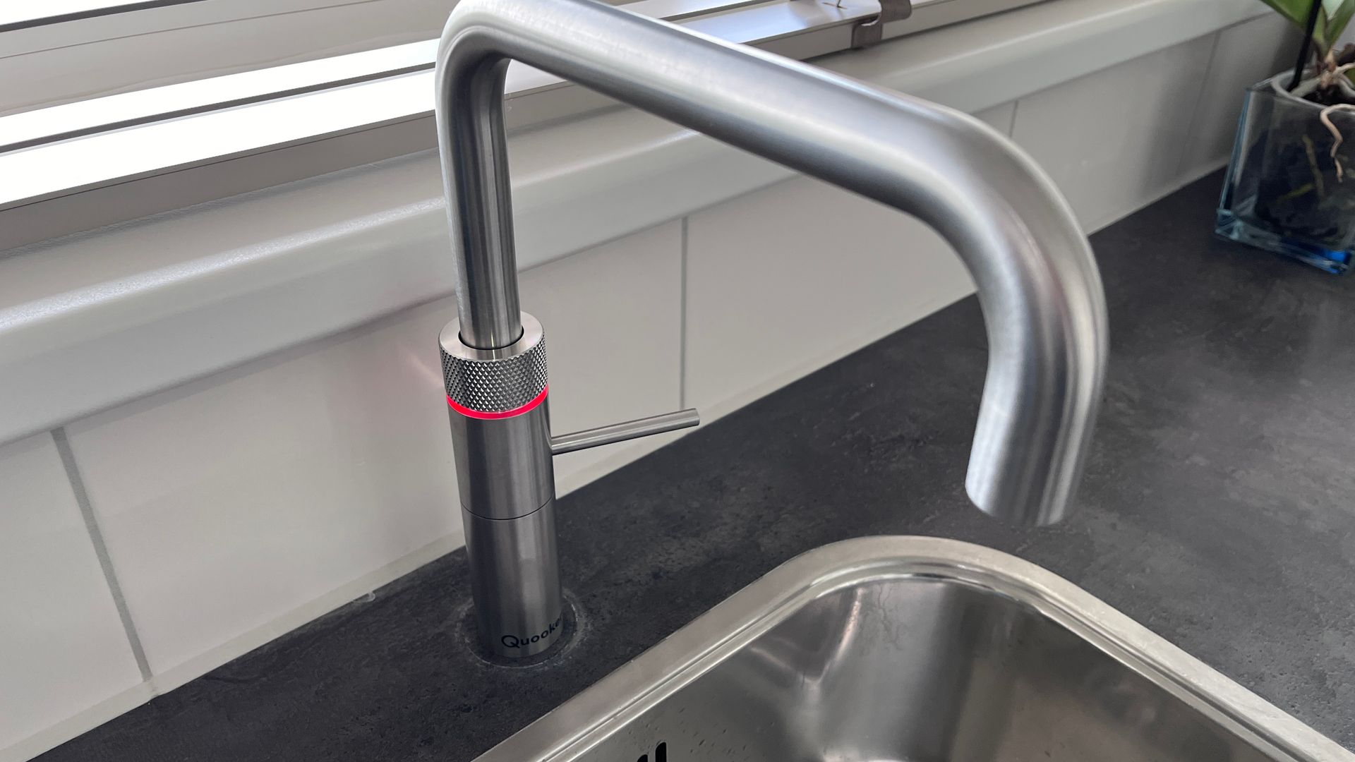 Een close-up van een gootsteen in de keuken met een kraan erop.