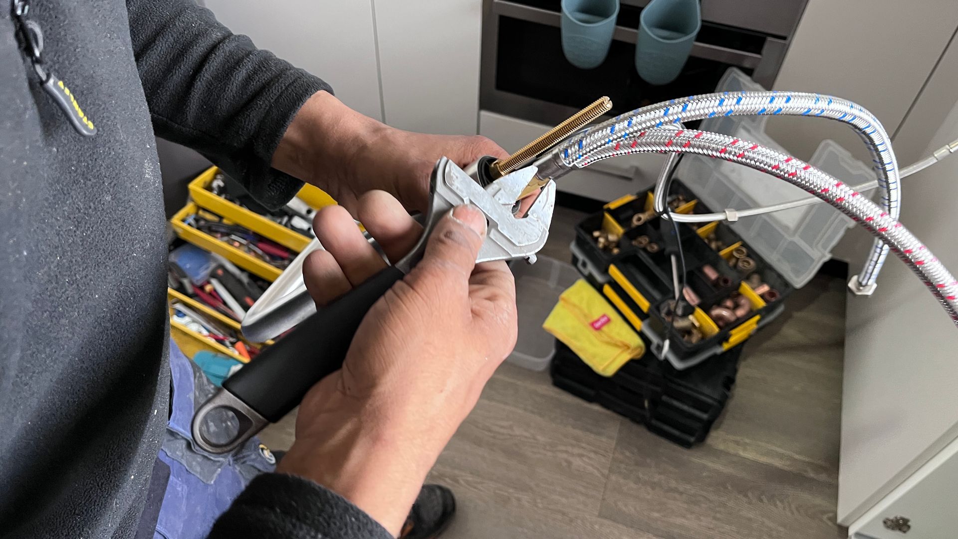 Een man houdt een sleutel vast en knipt een draad door.