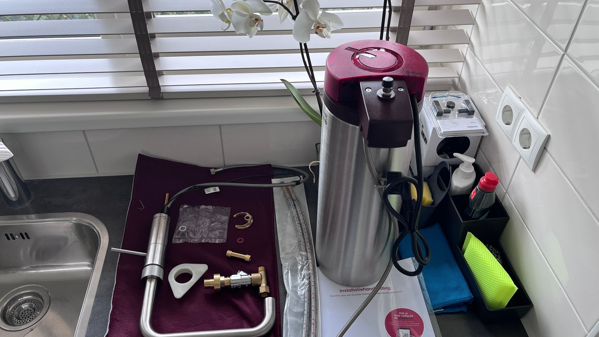 Er staat een kraan op het aanrecht naast de gootsteen.