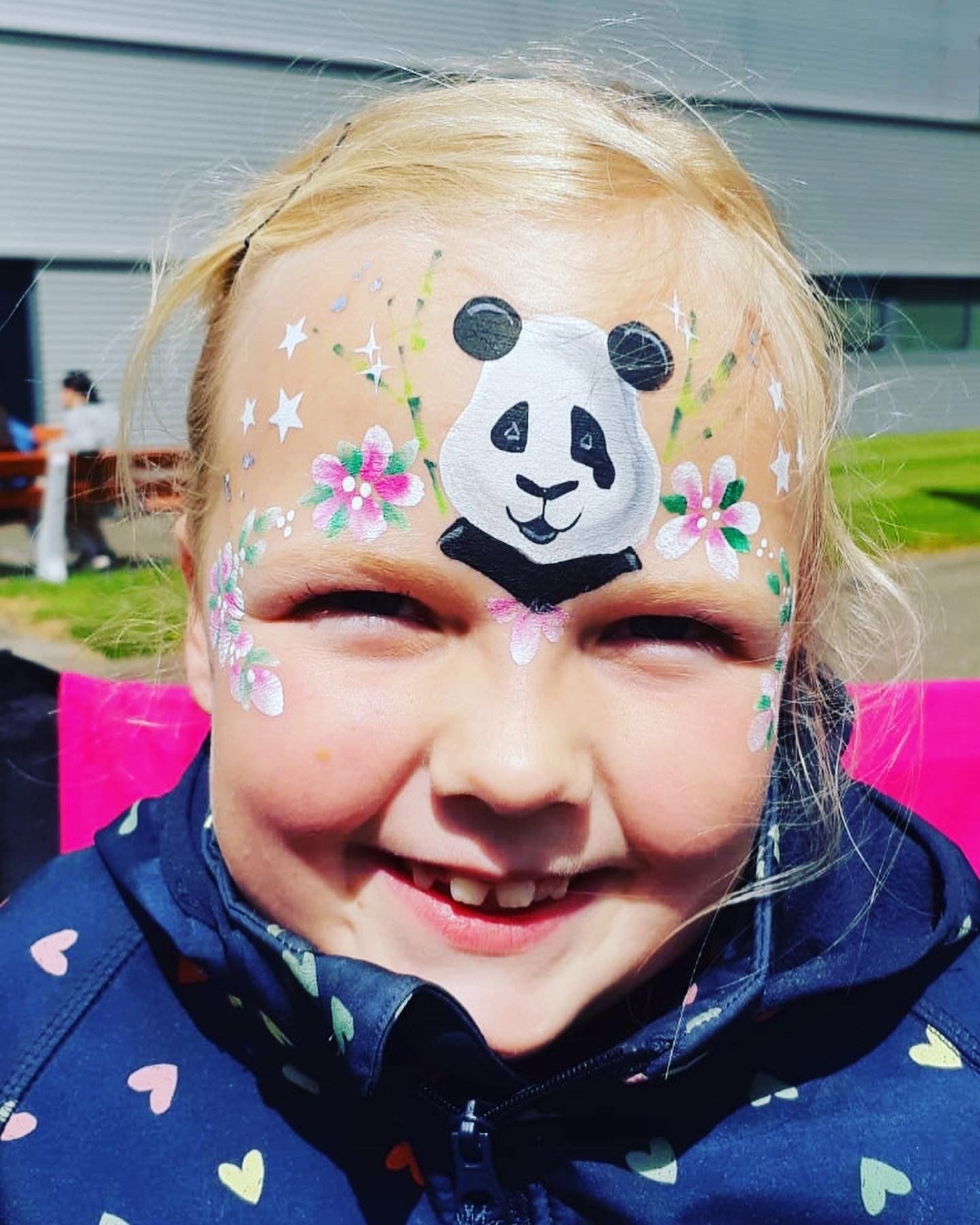 Kindervermaak schminken door Vanja Glitter & Schmink voor feest en evenement in Emmen, Assen, Groningen, Hoogeveen, Drenthe en Groningen