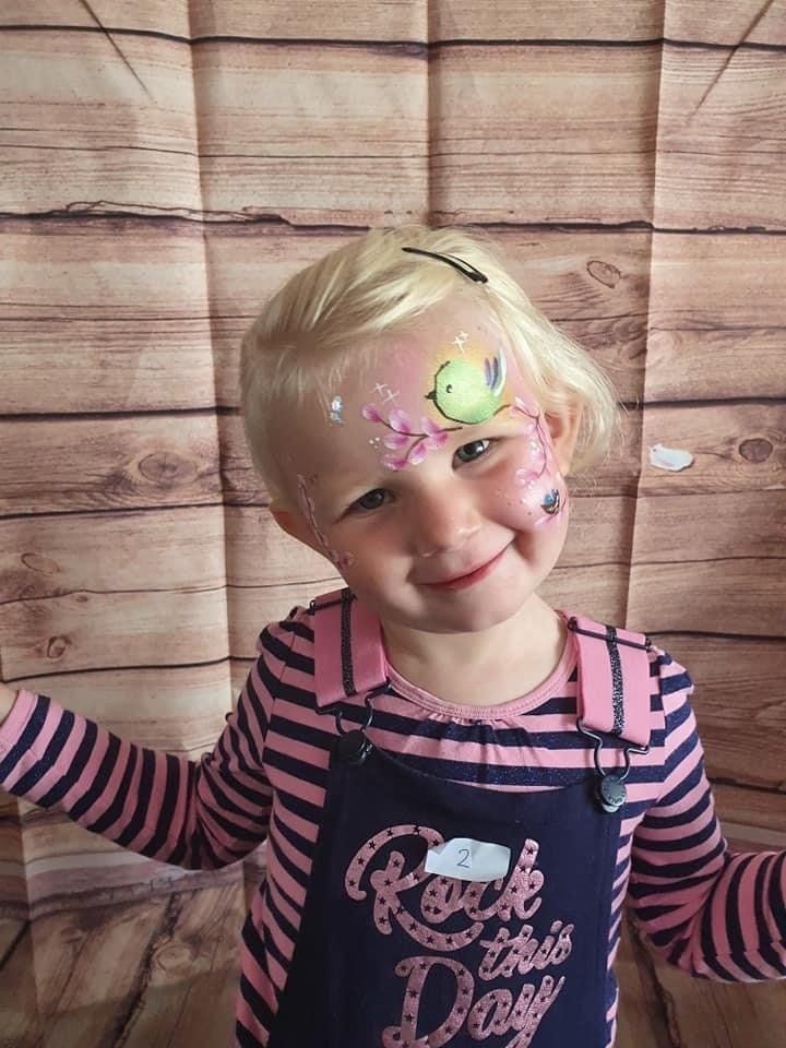 Kindervermaak schminken door Vanja Glitter & Schmink voor feest en evenement in Emmen, Assen, Groningen, Hoogeveen, Drenthe en Groningen