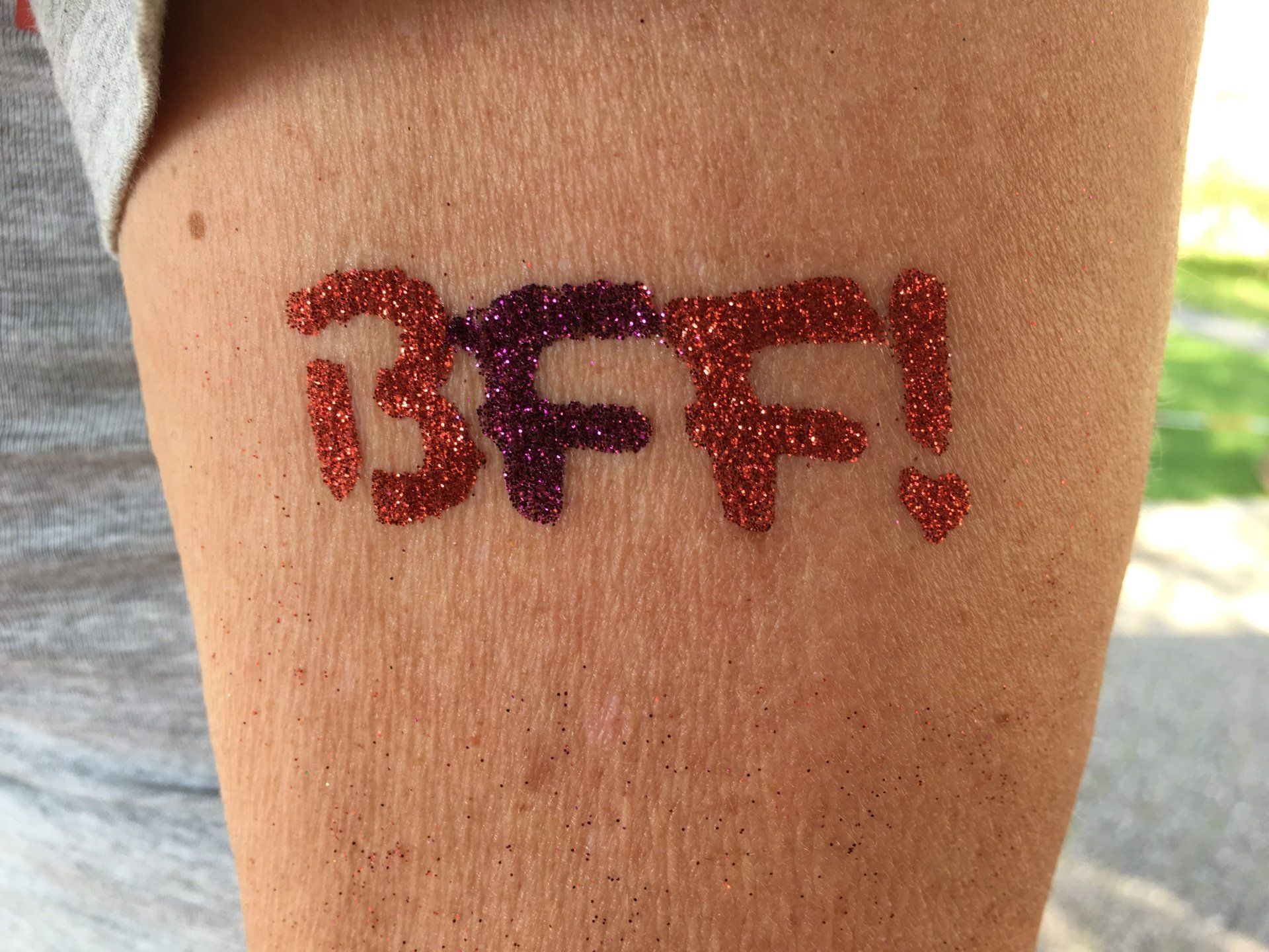 Kindervermaak glittertattoos voor feest en evenement Vanja Glitter & Schmink