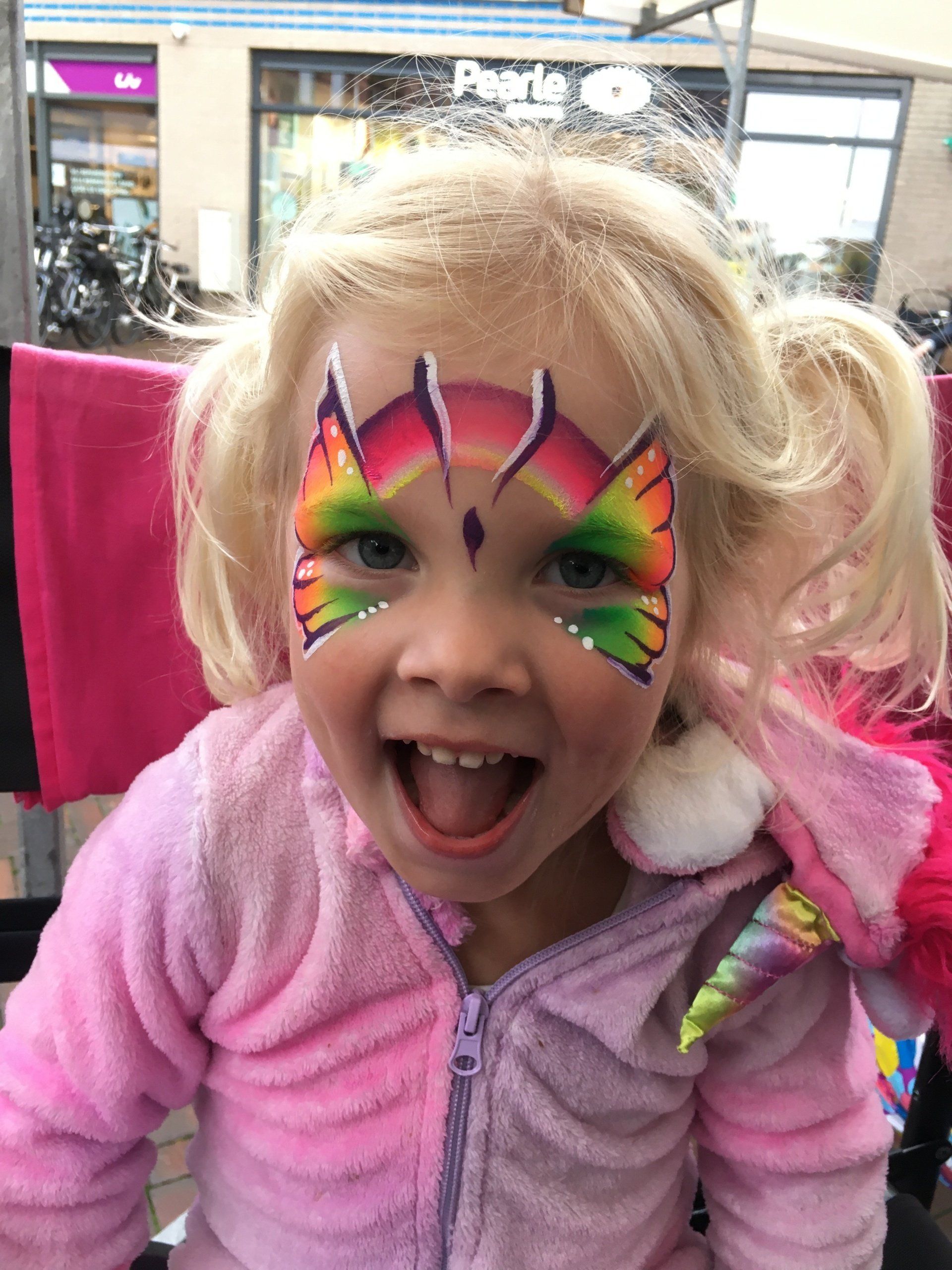 Kindervermaak schminken door Vanja Glitter & Schmink voor feest en evenement in Emmen, Assen, Groningen, Hoogeveen, Drenthe en Groningen