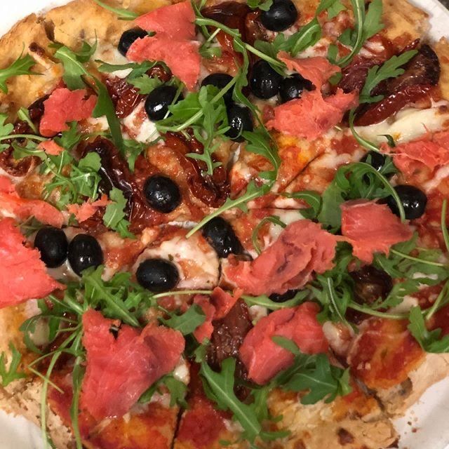 pizza con pomodorini e olive