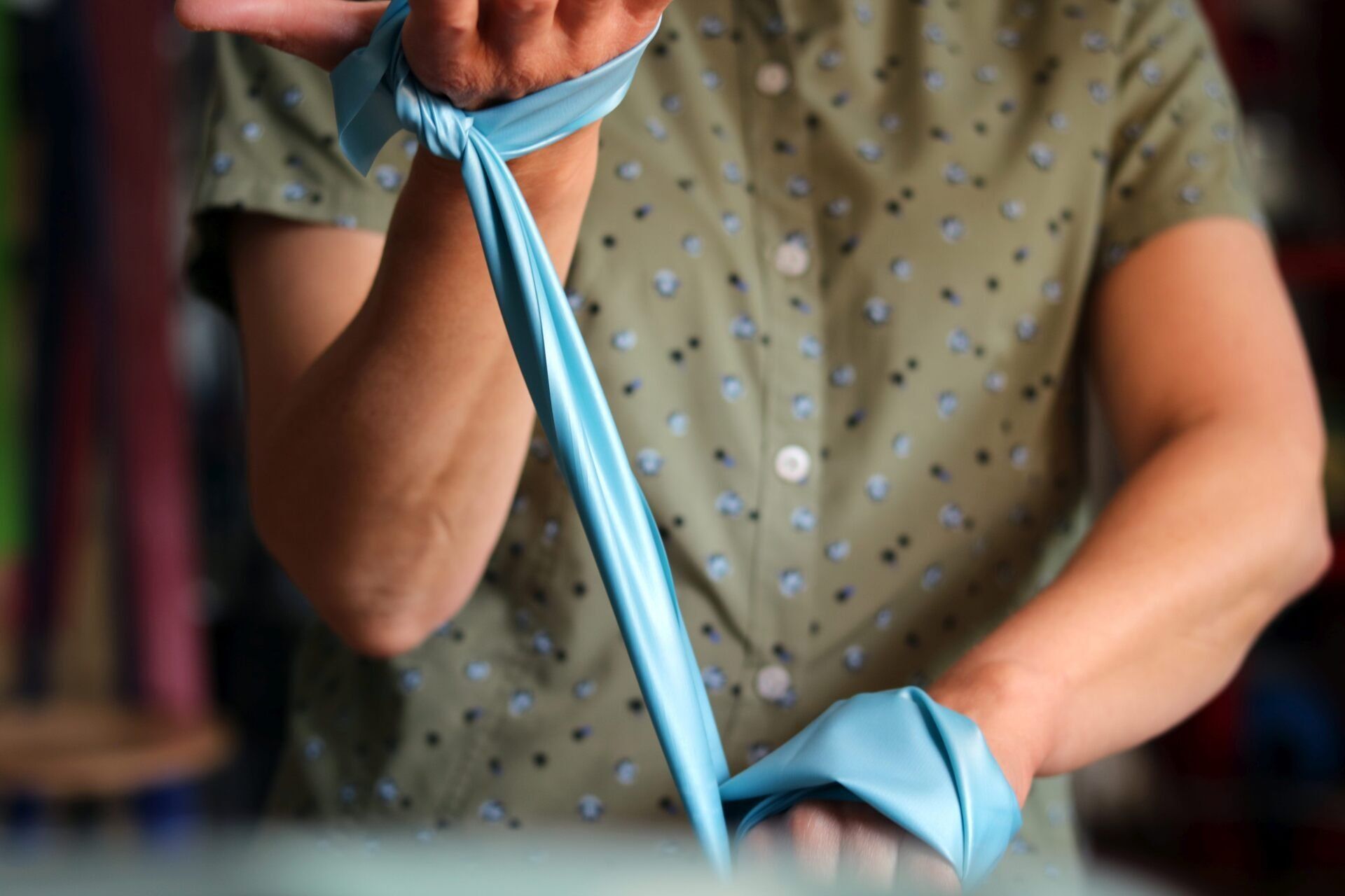 Physiotherapeutin agiert mit einem Physio-Theraband