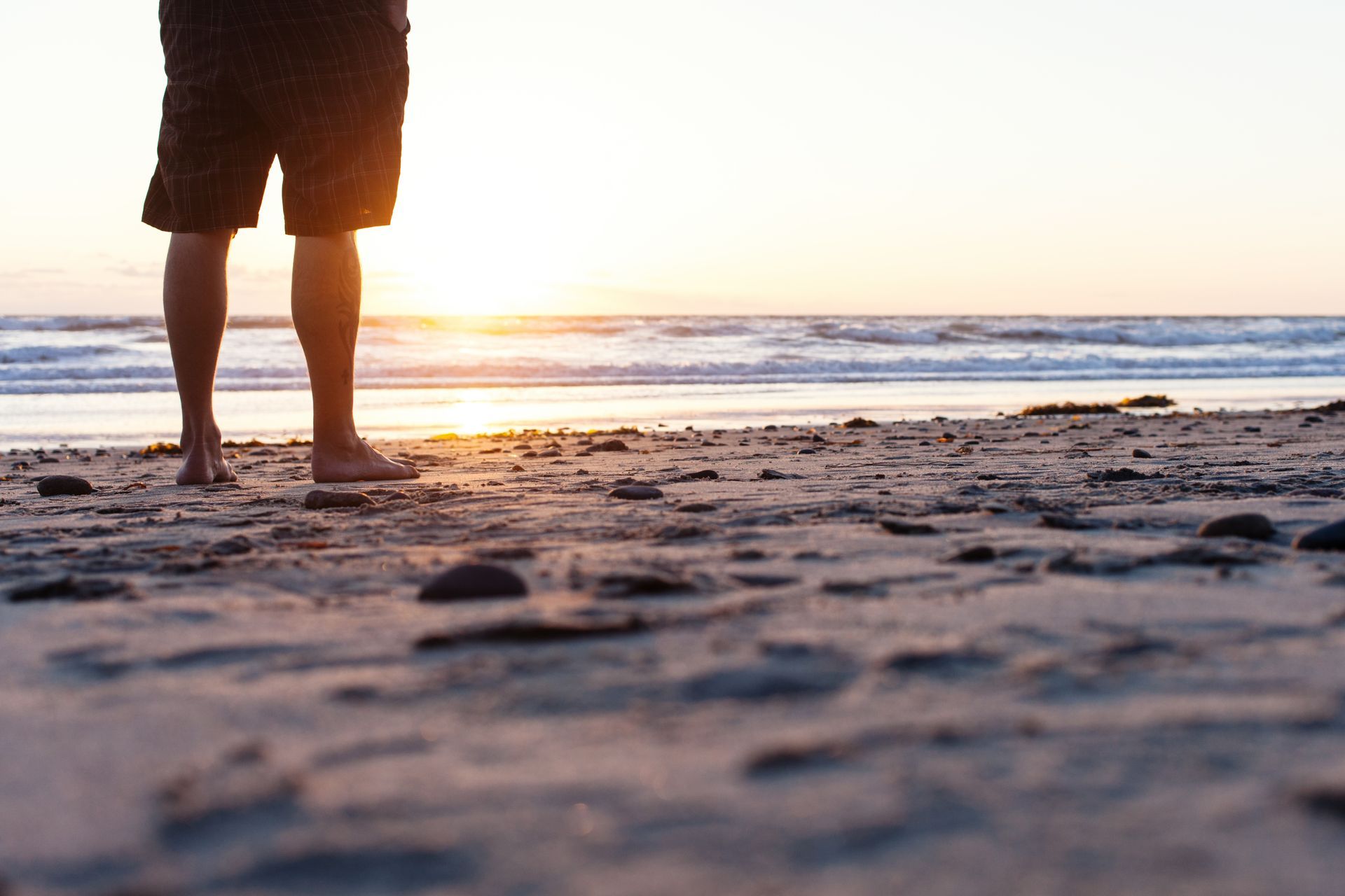 cofano funebre in legno chiaro con composizione floreale