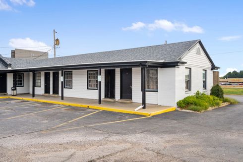 colonial-lodge-front-exterior