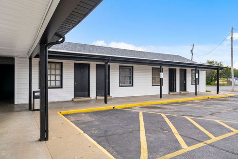 colonial-lodge-front-exterior