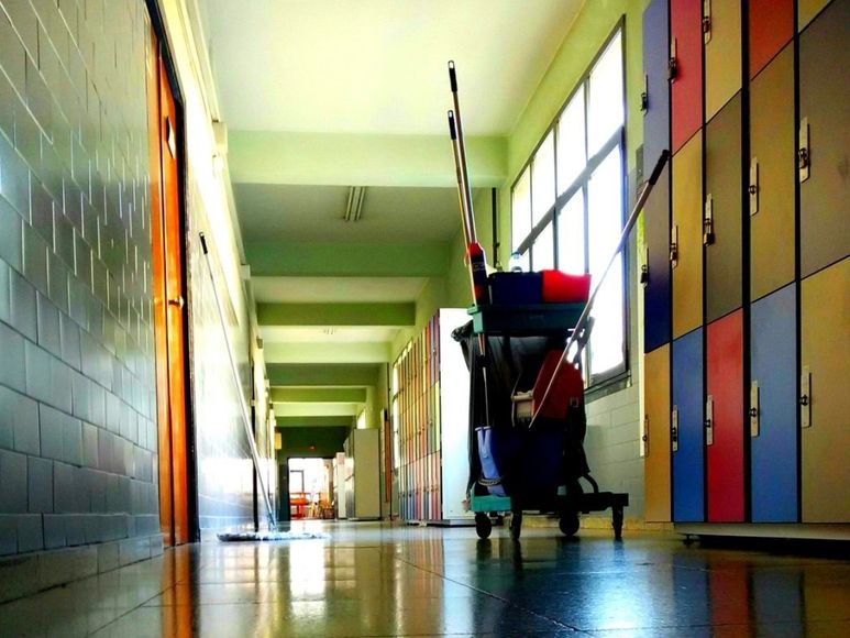Pulizia corridoio scolastico