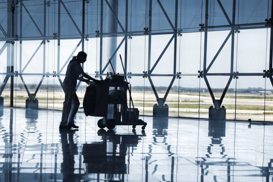 pulizia di pavimenti con macchinario professionale