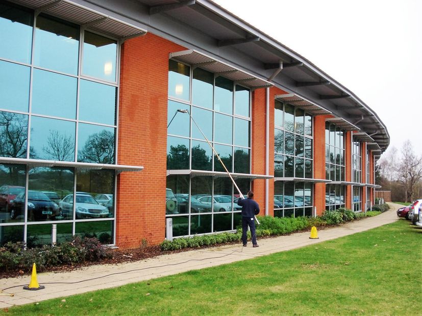 Addetta che pulisce la scrivania