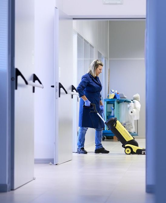 Operatrice con lucidatrice