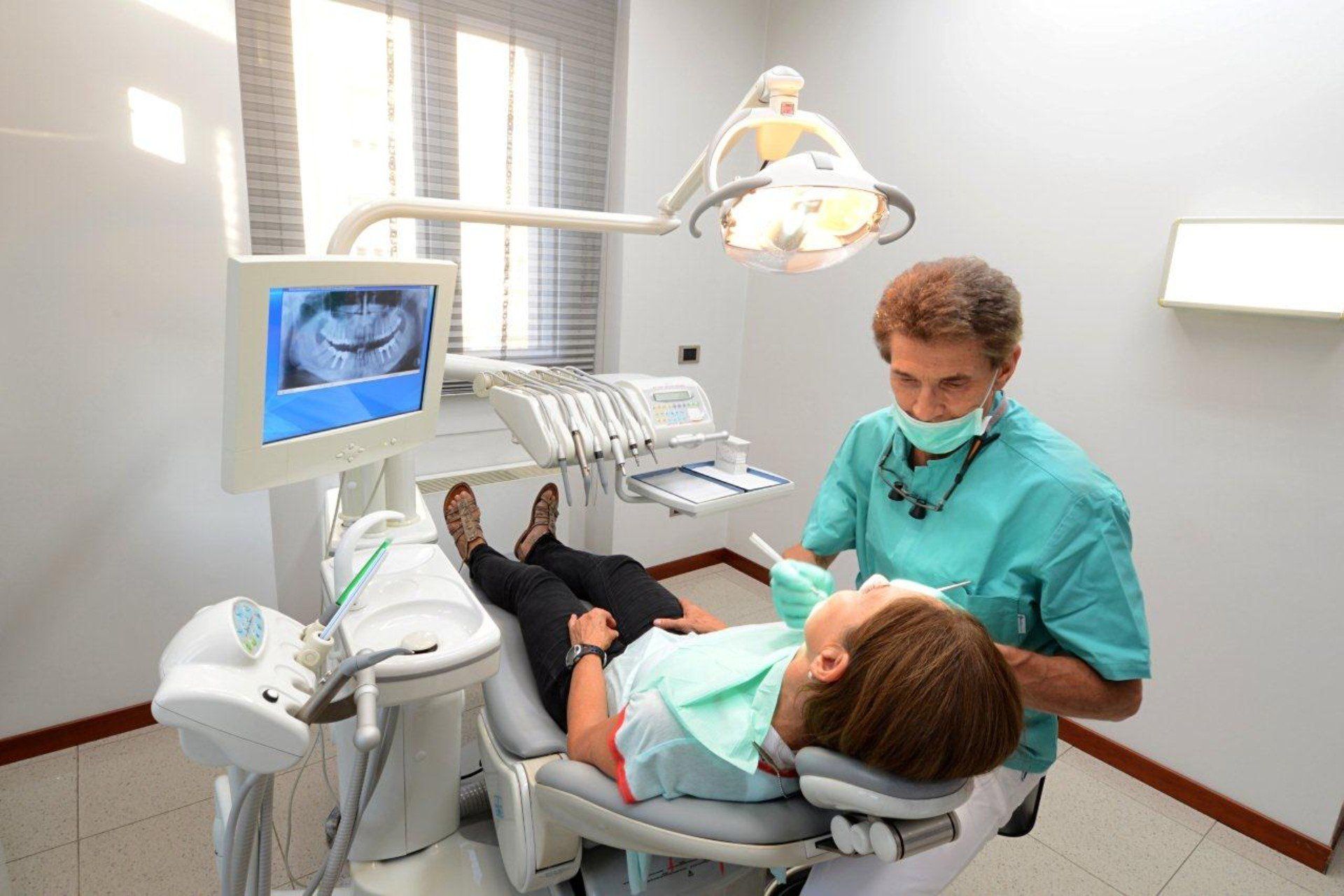 visita odontoiatrica con specchietto dentale