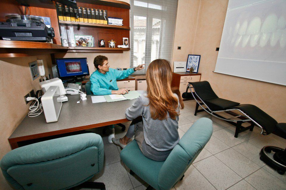 dentista con una paziente in un centro odontoiatrico