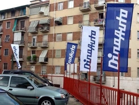 concessionaria con automobili parcheggiate all'esterno