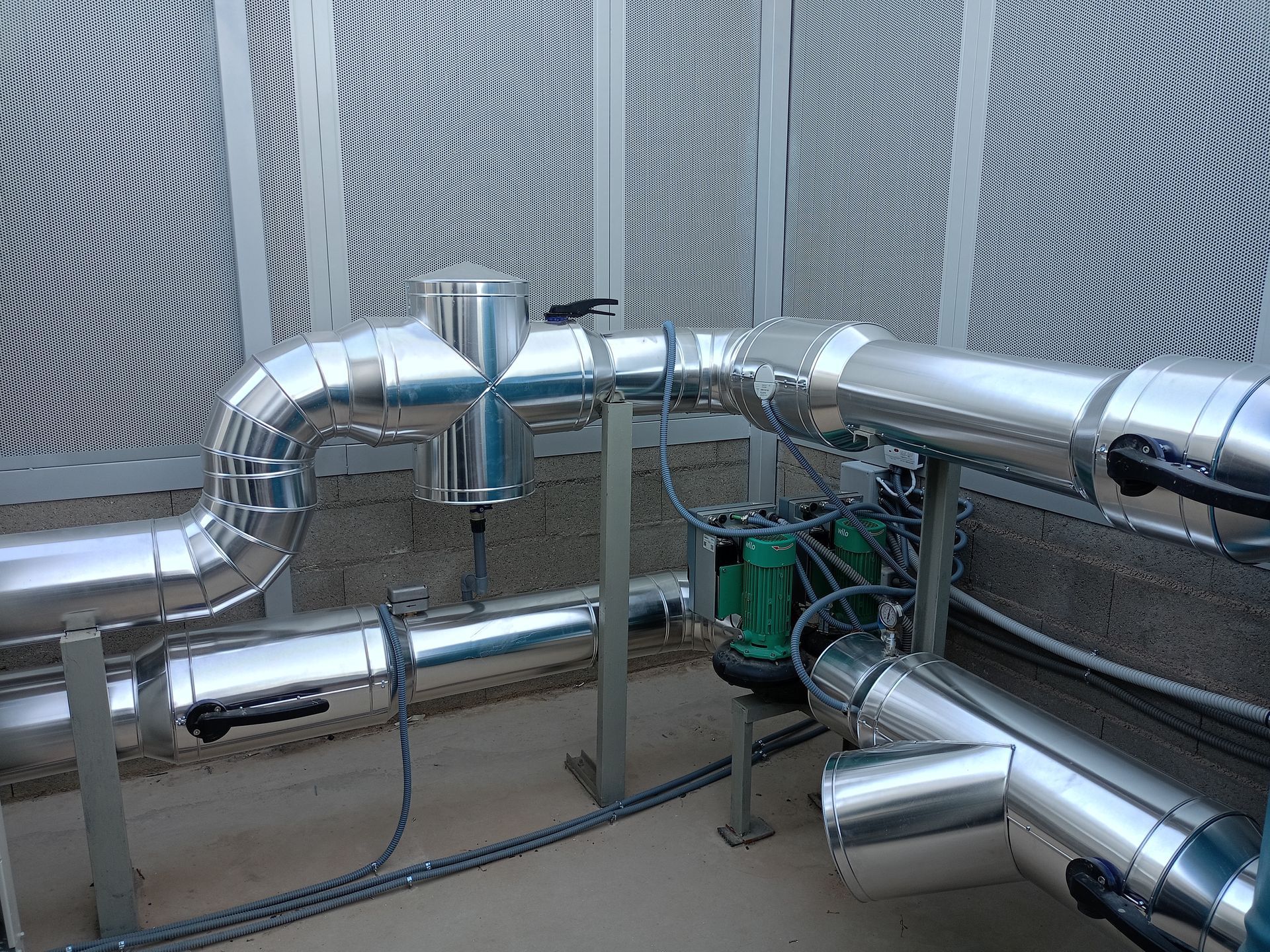 Aplicación de aislamiento térmico industrial en tuberías por Symat