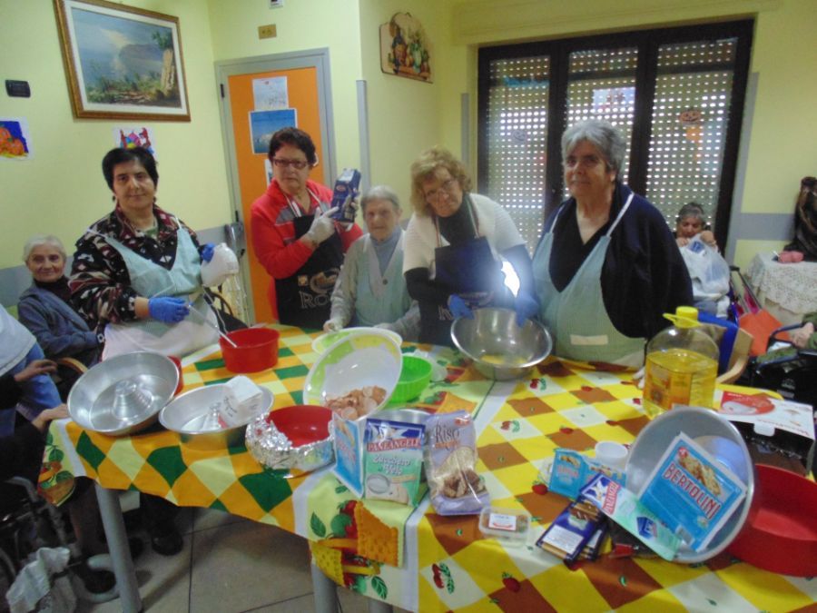 Ospiti che preparano dei dolci