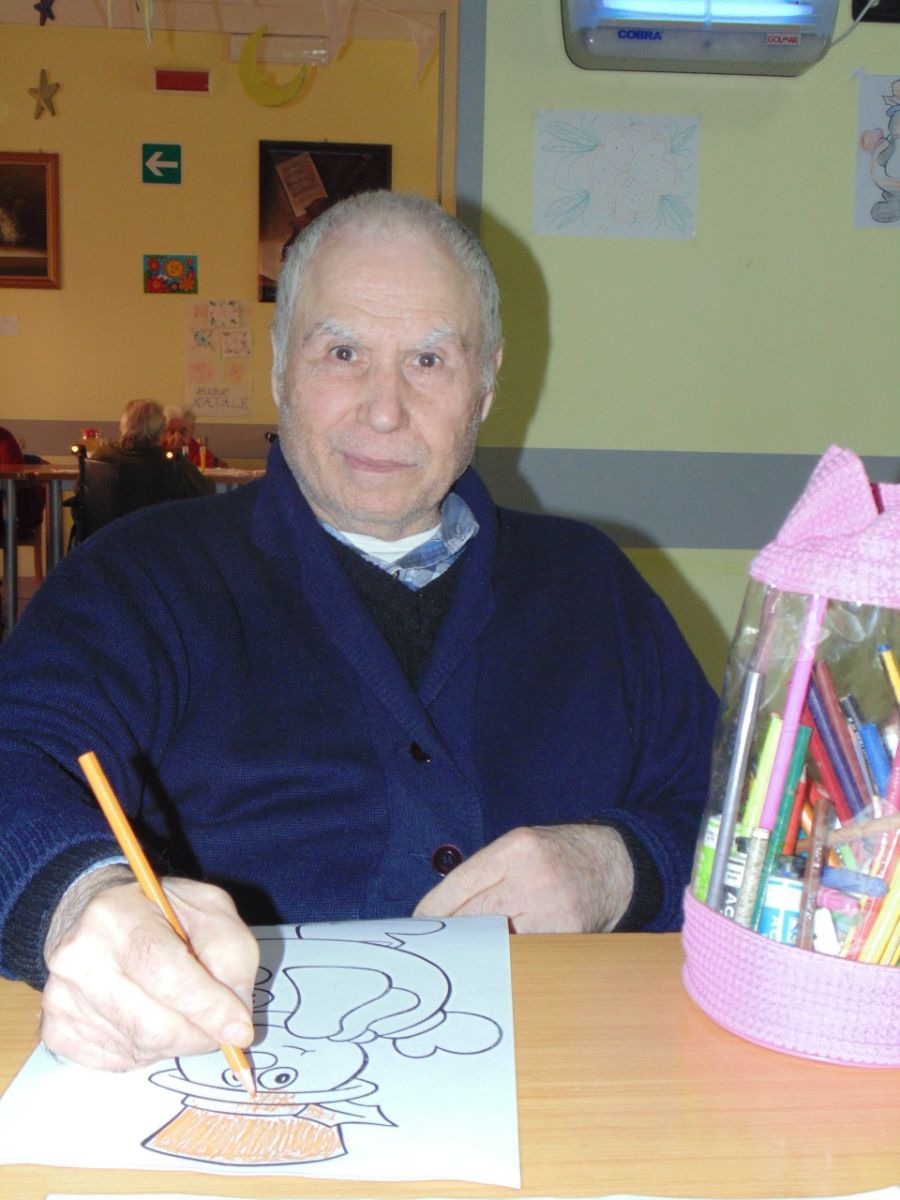 Un ospite della casa di riposo che disegna