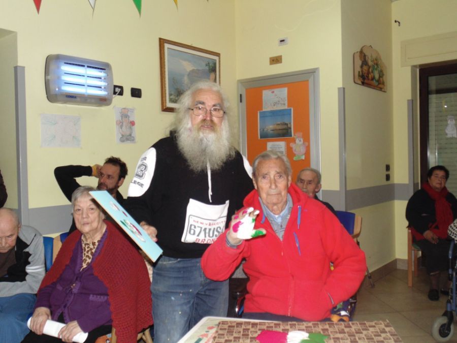 Ospiti della residenza durante un'attività ricreativa