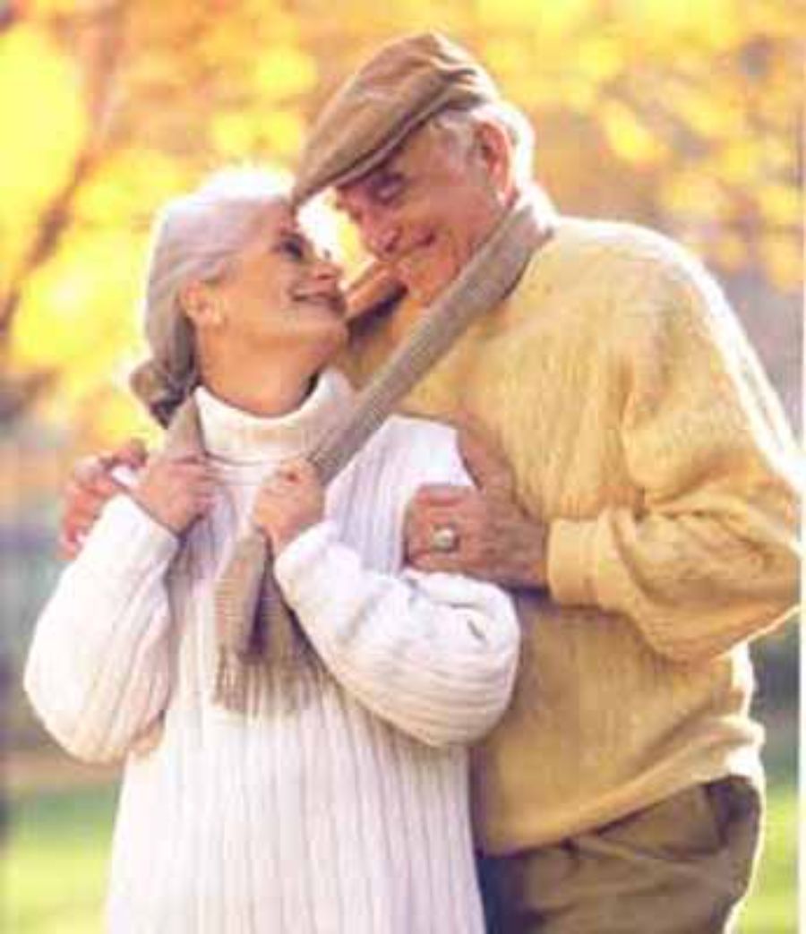 Coppia di anziani che sorridono