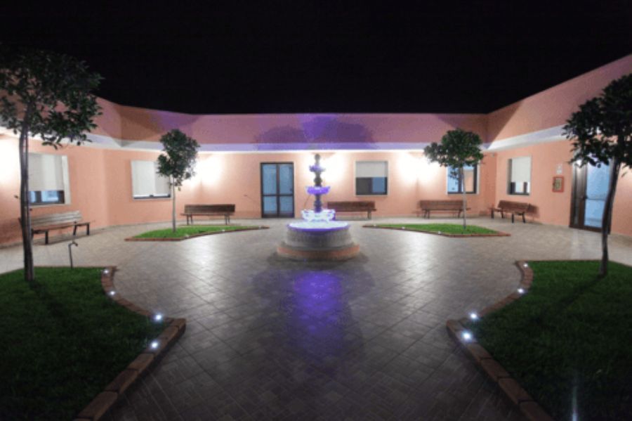 Residenza per anziani con giardino curato