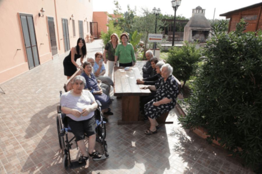 Giardino esterno con tavoli