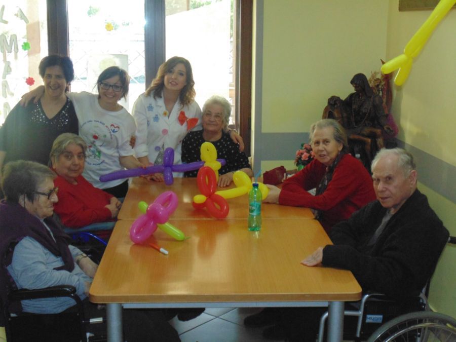 Animatori e ospiti della casa di riposo