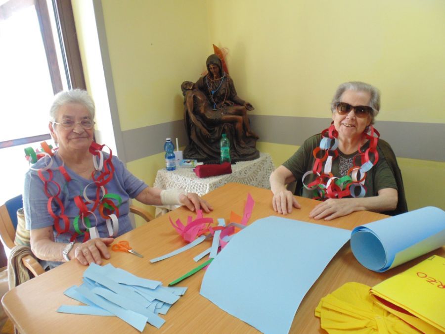 Ospiti sorridenti della residenza socio-assistenziale